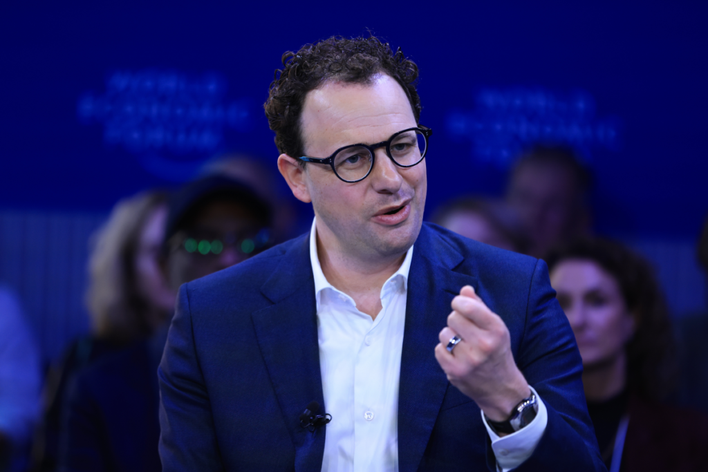 Anthropic Might Be Eyeing a $50B Raise at a $900B Valuation — and That’s Wild